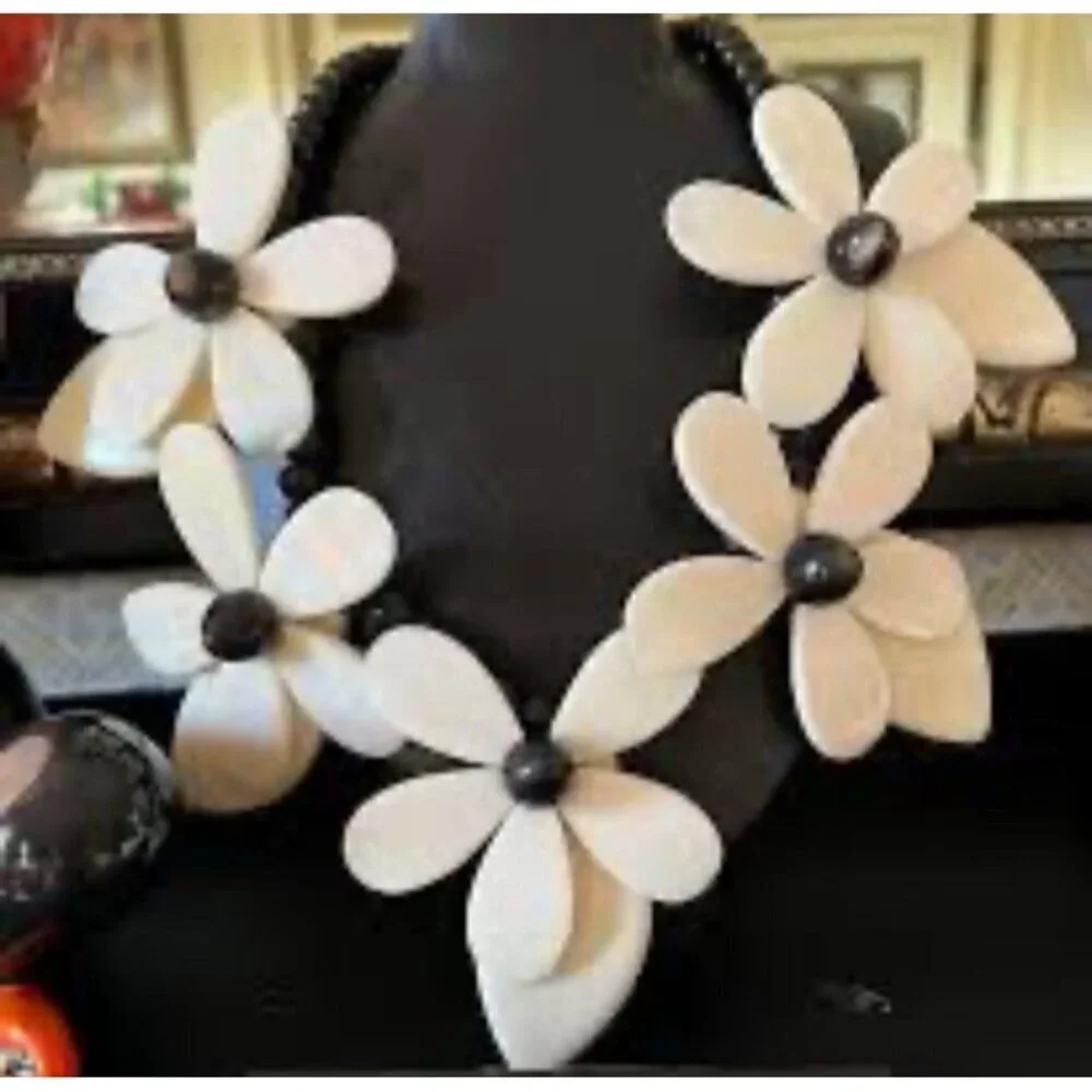 KATE SPADE LOVELY LILLIES STATEMENT BLACK WHITE FLORAL BEAD 21-24